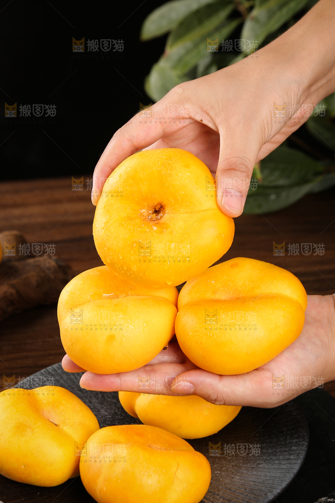 手上拿着新鲜黄蟠桃