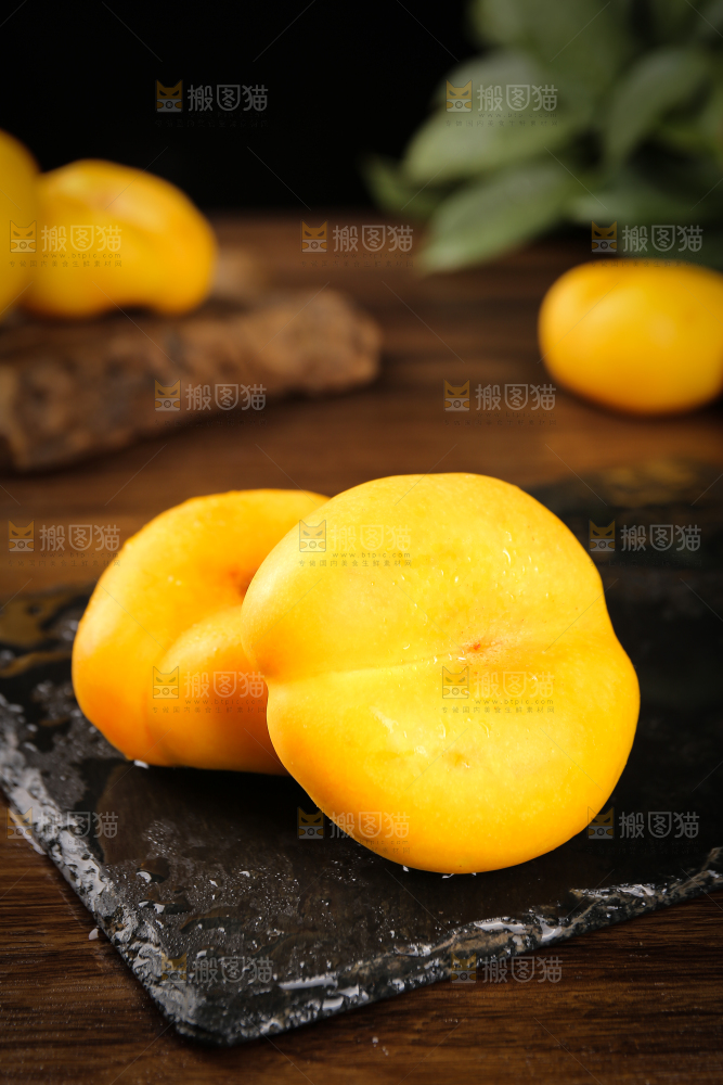 黑石板上的黄蟠桃