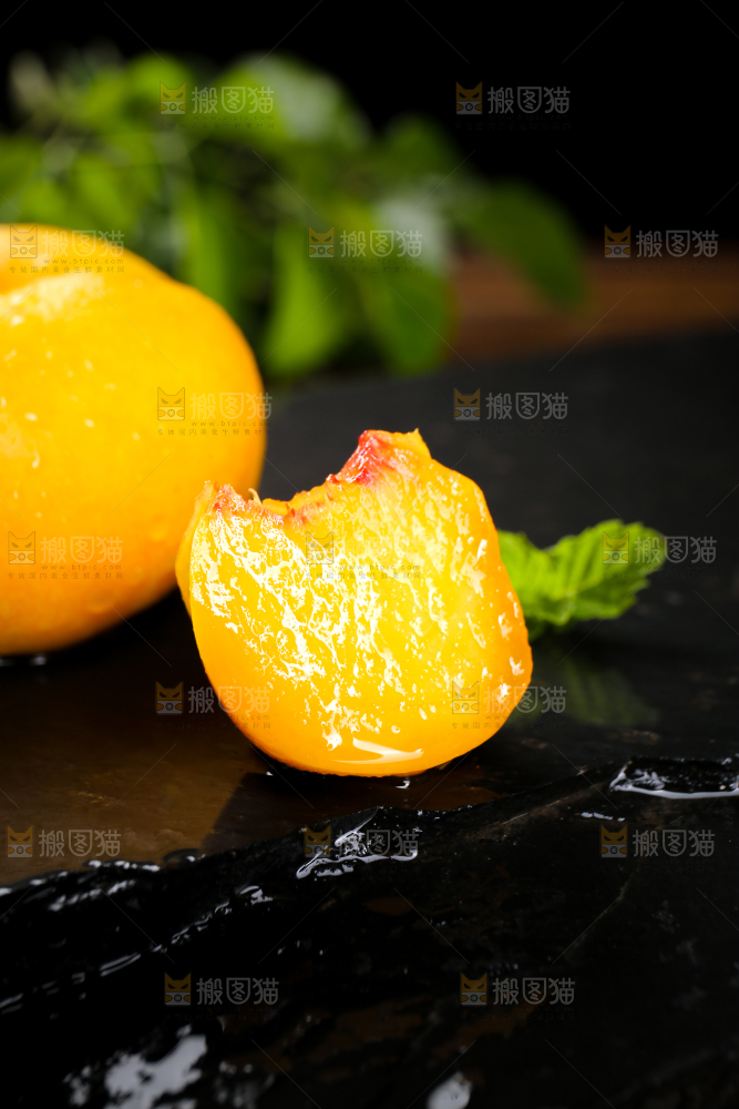 黑石板上切块的黄蟠桃