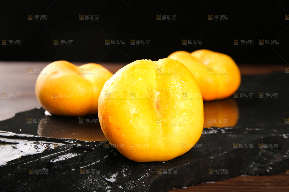 黑石板上的黄蟠桃
