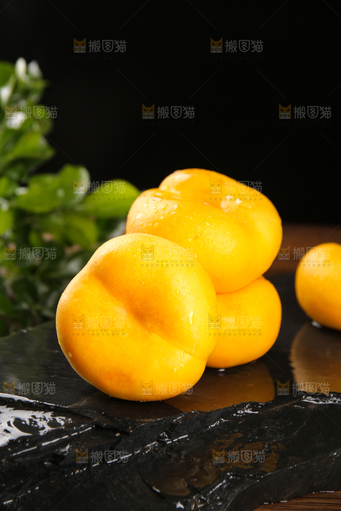 黑石板上的黄蟠桃