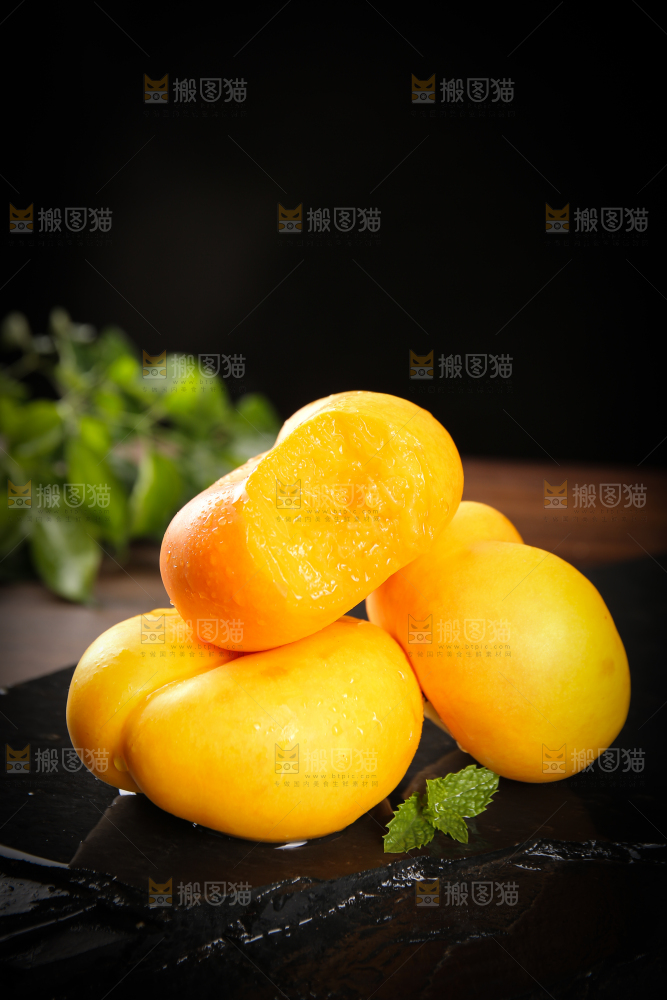 黑石板上的黄金蟠桃