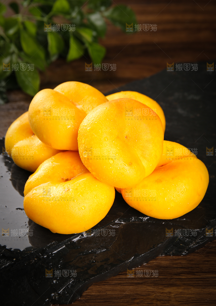 黑石板上的新鲜黄蟠桃