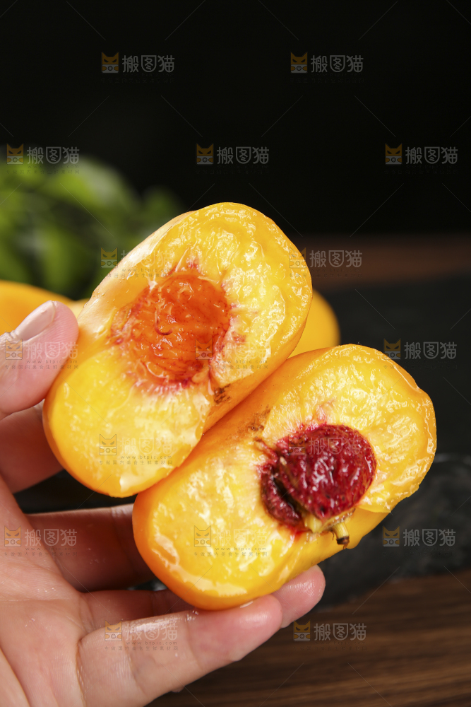 手拿着新鲜黄蟠桃
