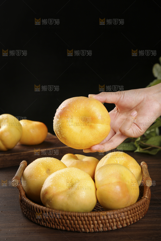 手上拿着黄金油蟠桃