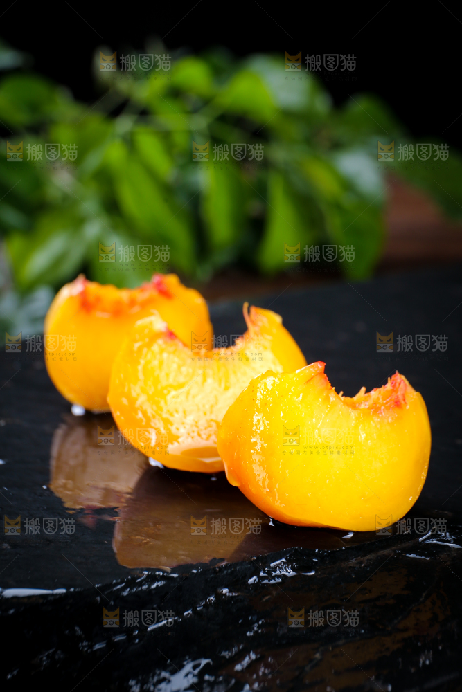 黑石板上切块的黄蟠桃