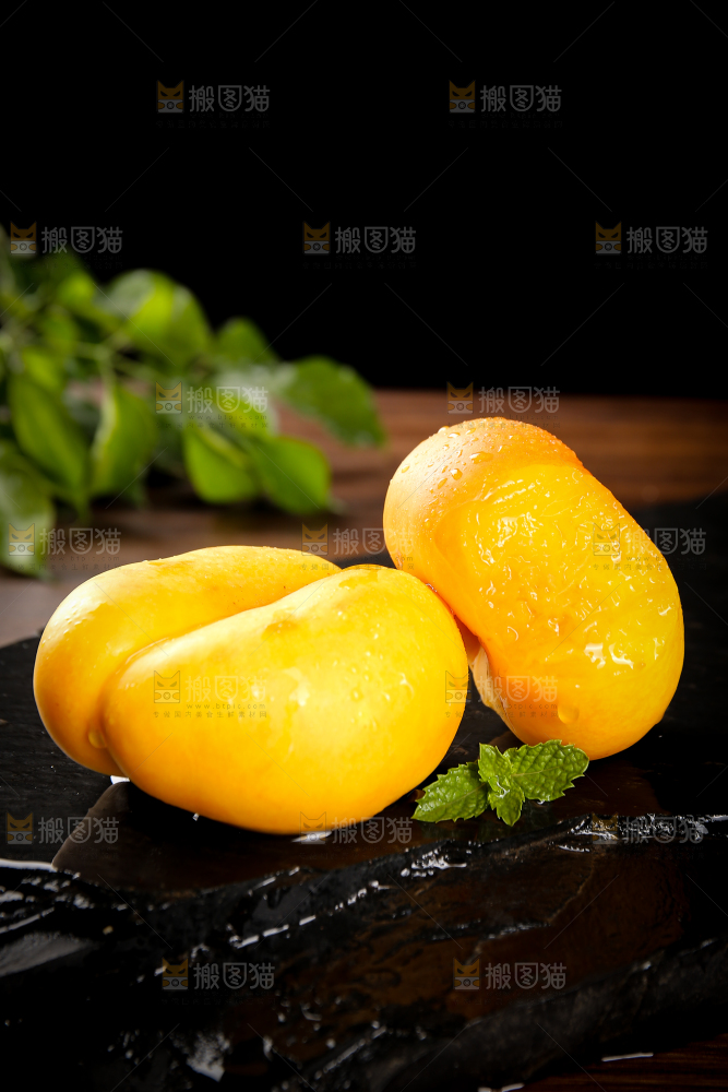 黑石板上的新鲜黄蟠桃