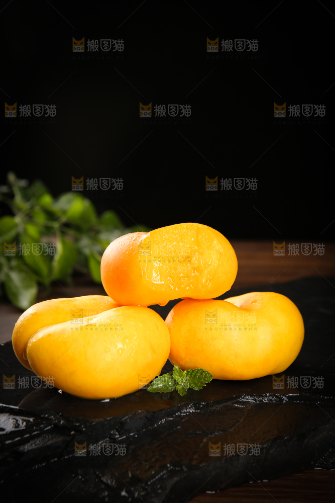 黑石板上的新鲜黄蟠桃