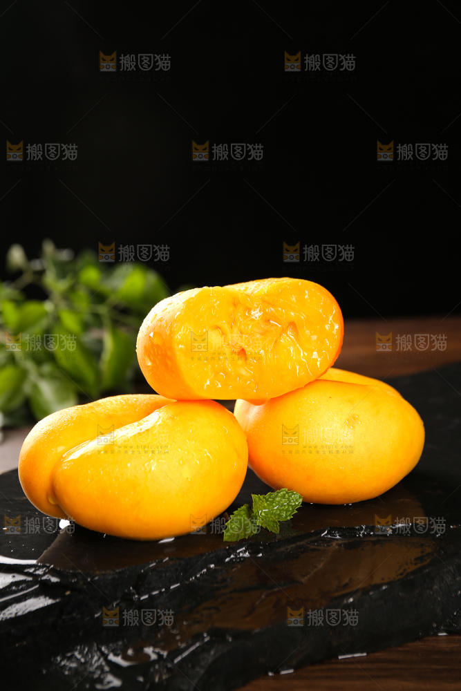 黑石板上的黄金蟠桃