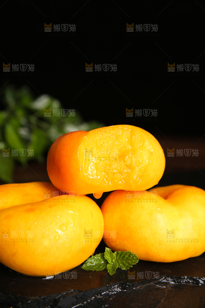 黑石板上的新鲜黄蟠桃