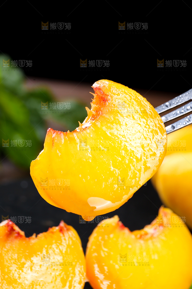 叉子上切块的黄蟠桃