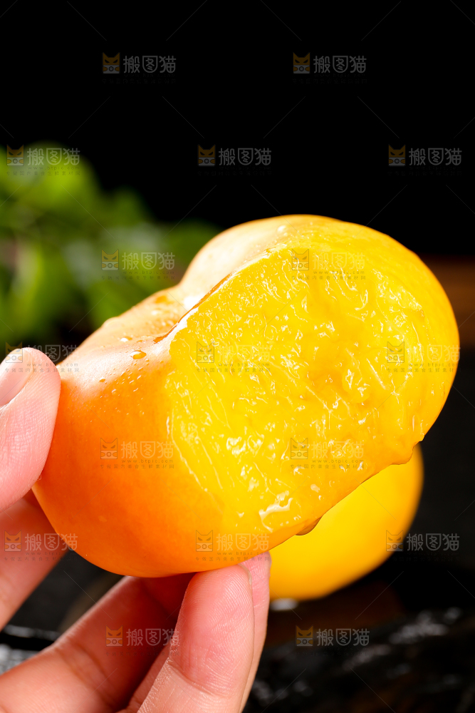 手上拿着黄蟠桃