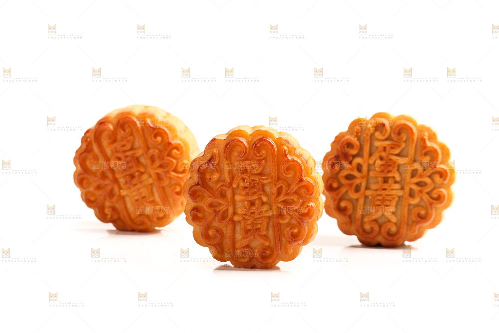 白底上摆放的蛋黄月饼