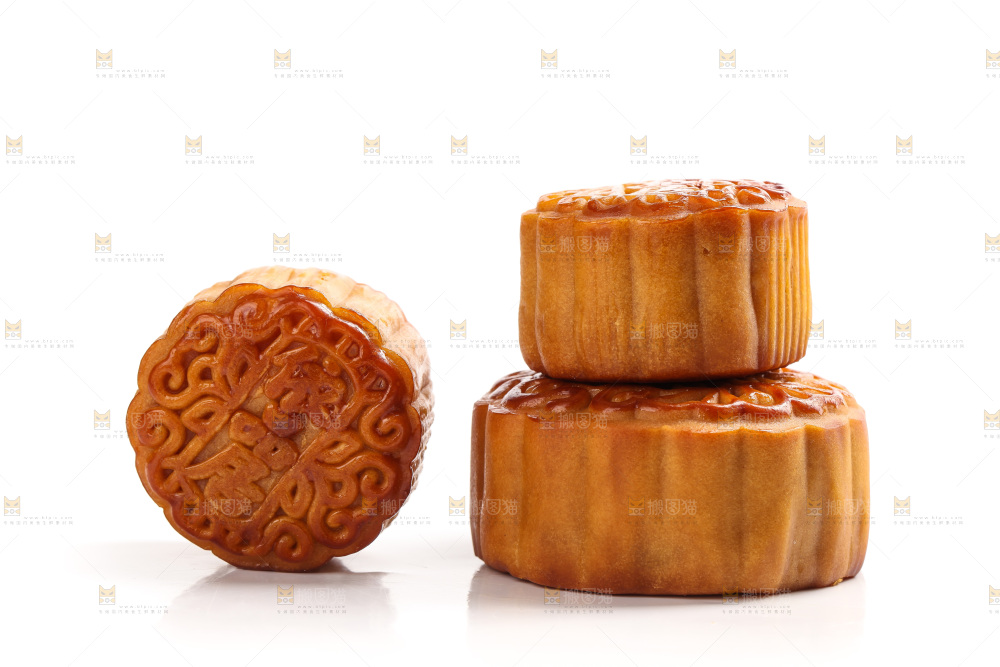 白底上放着的蛋黄月饼