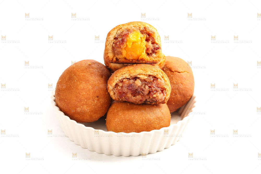白底盘子里的火腿蛋黄月饼