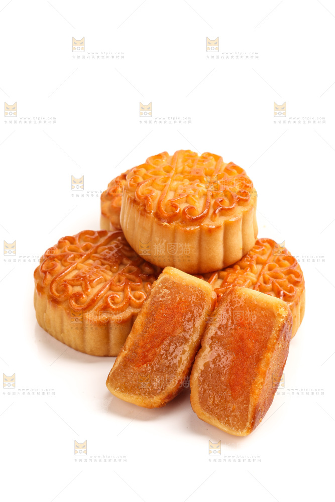白底上的广式蛋黄月饼