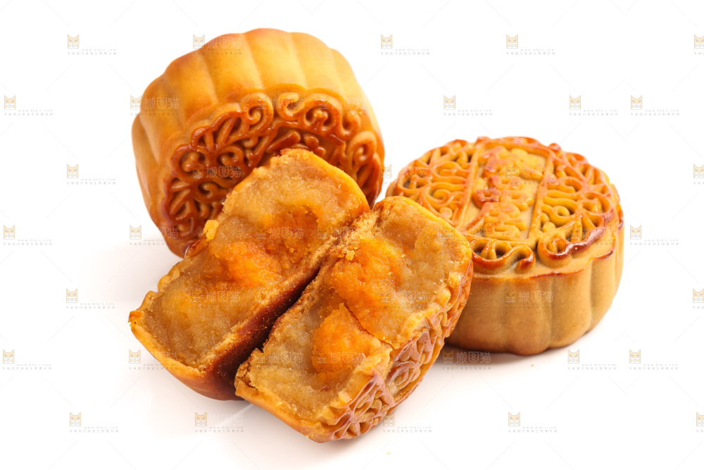 白底上切开的蛋黄月饼
