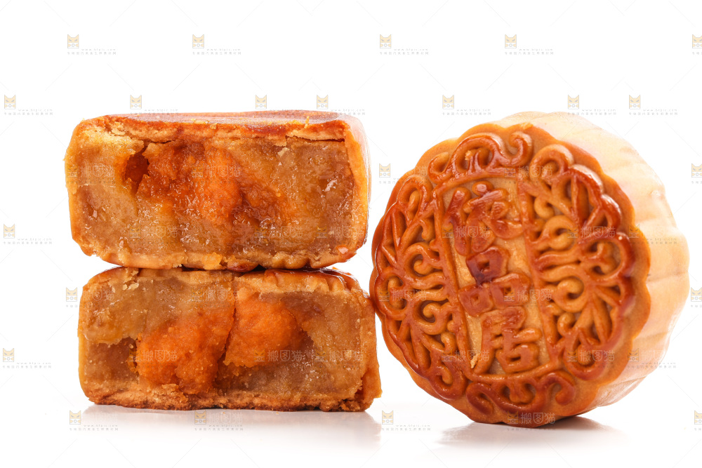 白底上切开的蛋黄月饼