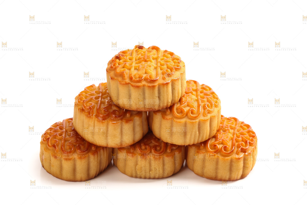 白底上摆放的蛋黄月饼