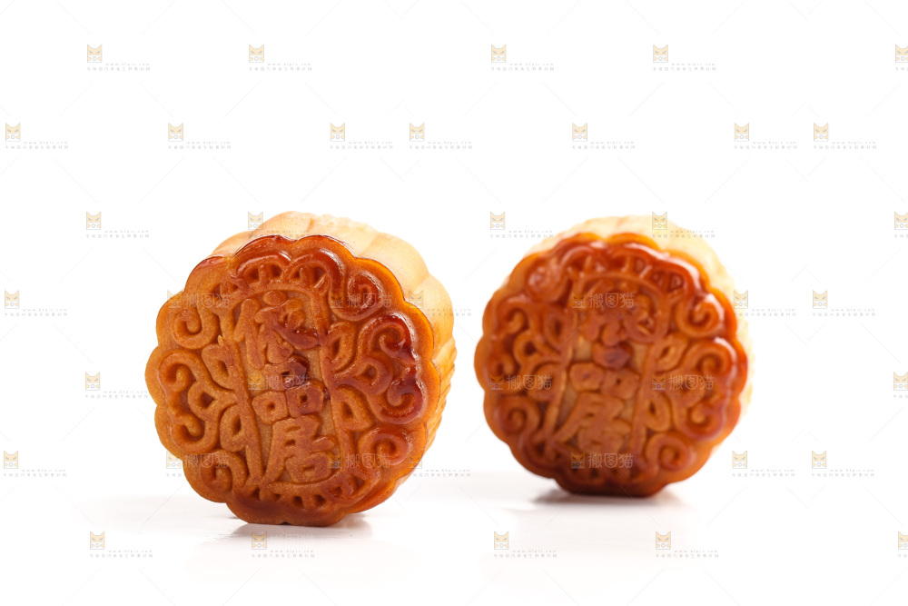 白底上放着的蛋黄月饼