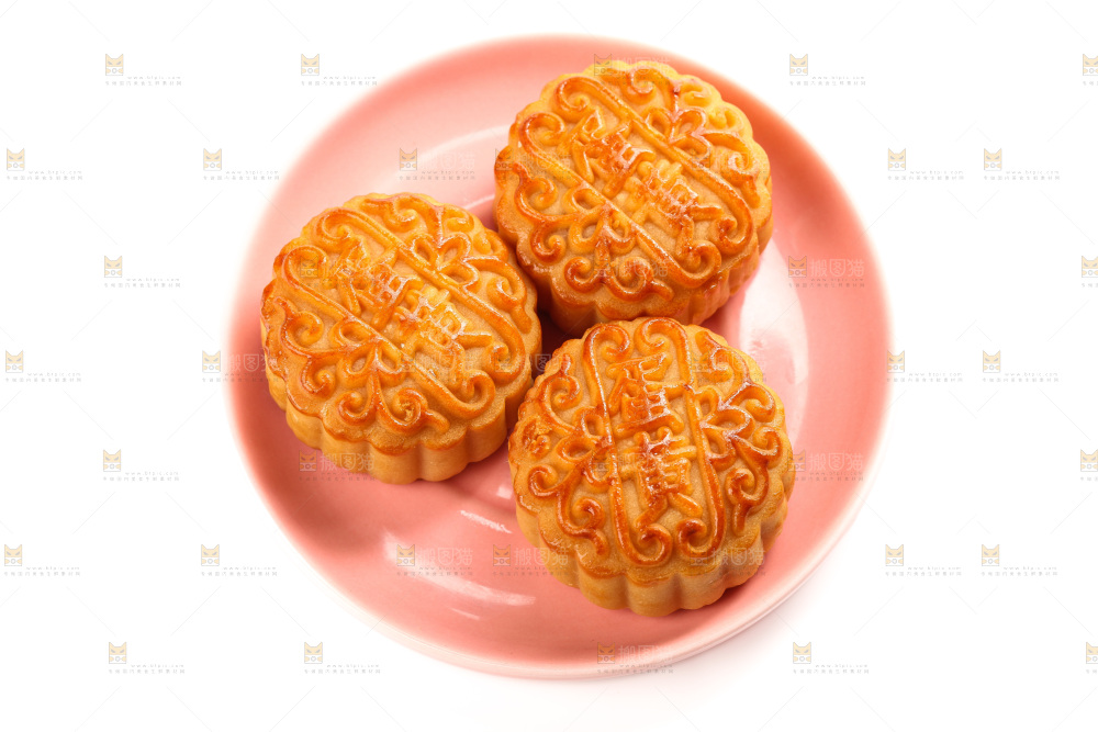 白底上盘子里的蛋黄月饼