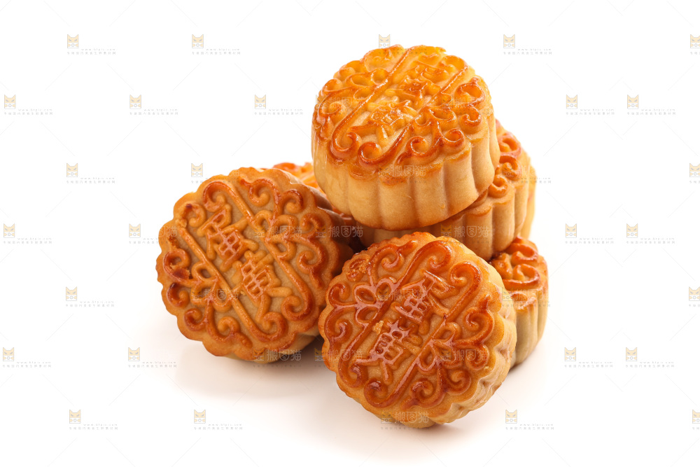 白底上摆放的蛋黄月饼