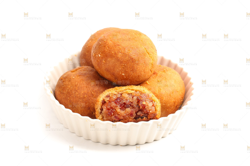白底盘子里的火腿蛋黄月饼