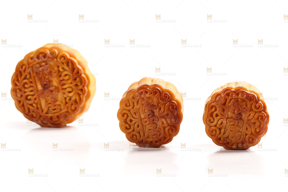 白底上的广式蛋黄月饼