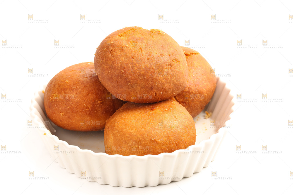 白底上盘子里的火腿月饼