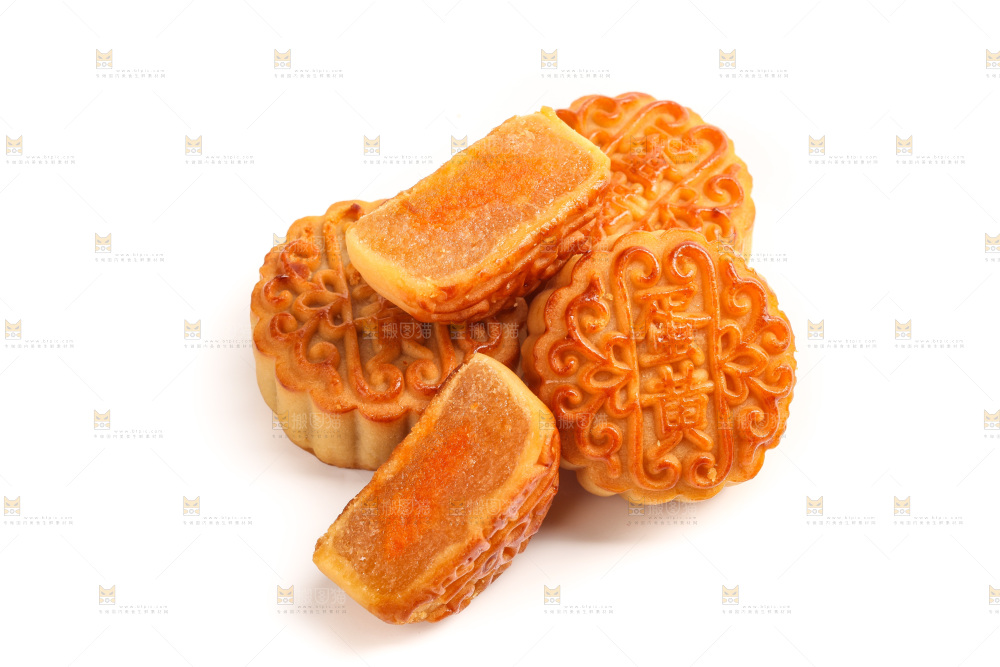 白底上切开的蛋黄月饼