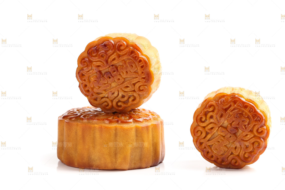 白底上放着的蛋黄月饼