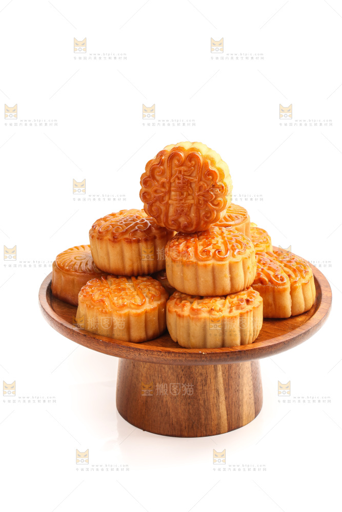 白底上的一盘蛋黄月饼