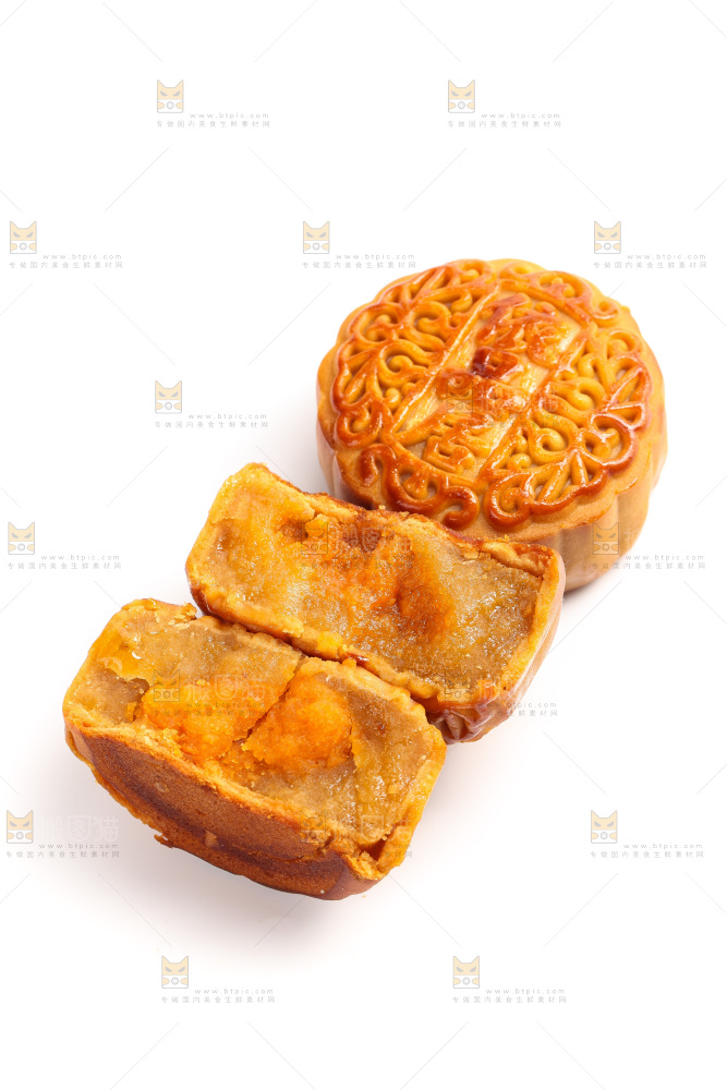 白底上切开的蛋黄月饼