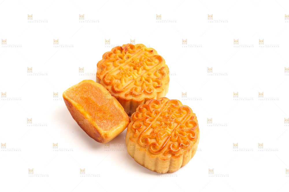 白底上切开的蛋黄月饼