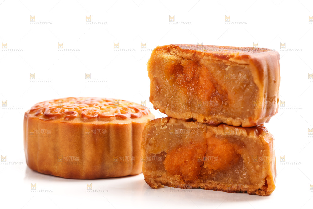 白底上切开的蛋黄月饼