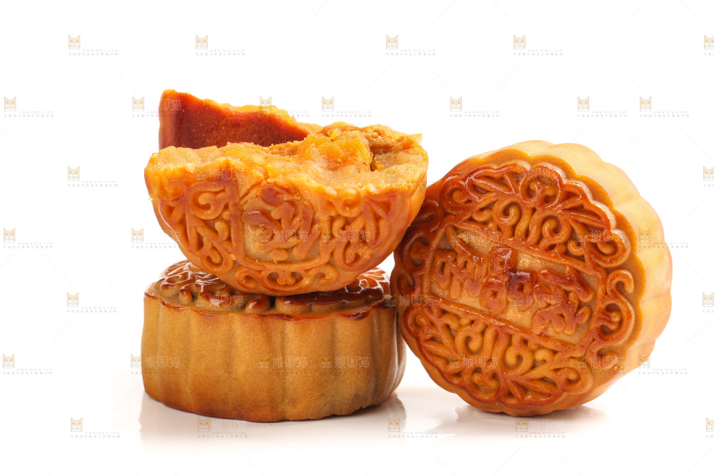 白底上摆放的蛋黄月饼