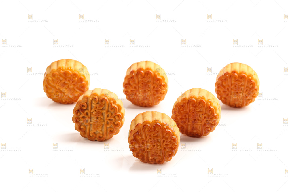 白底上的广式蛋黄月饼