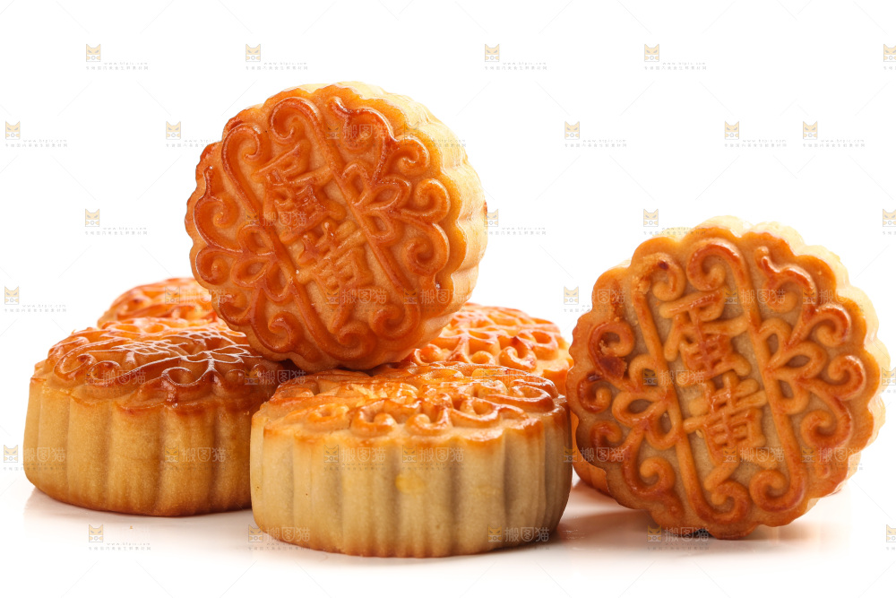 白底上摆放的蛋黄月饼
