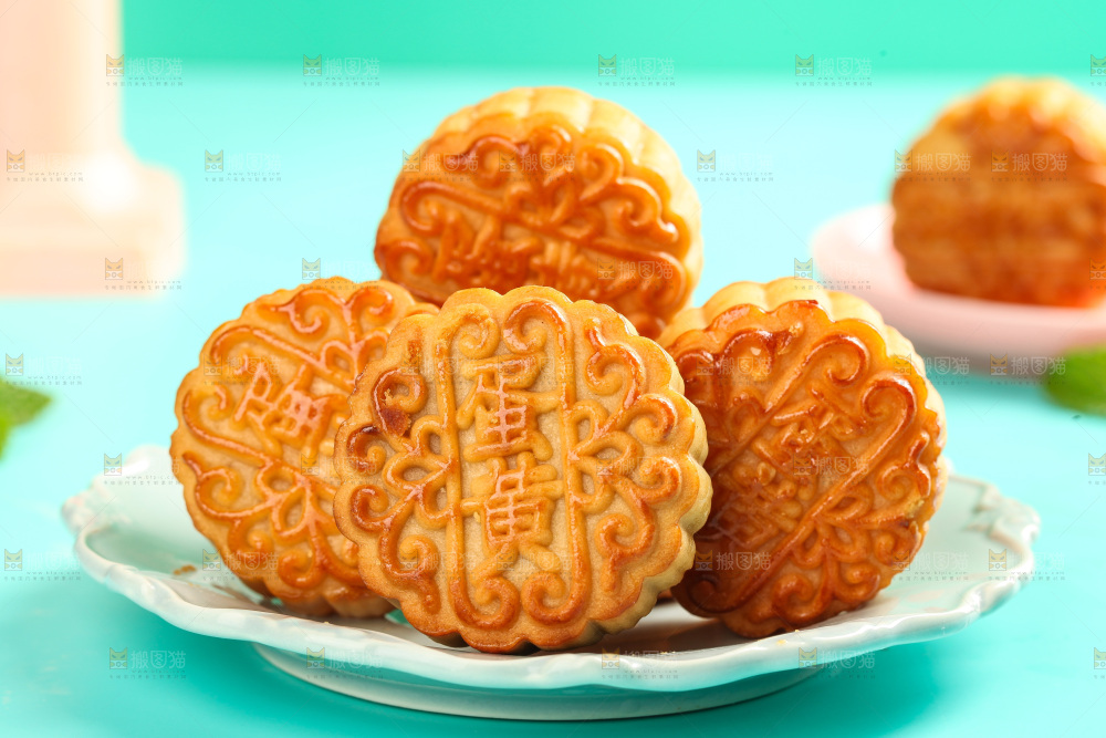 盘子里的蛋黄月饼