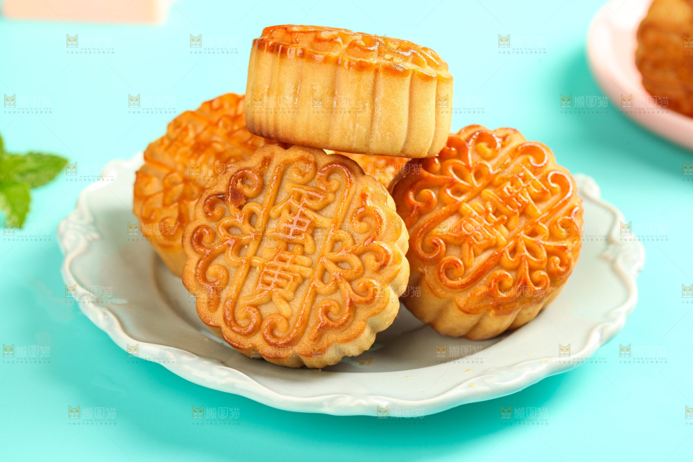 盘子里的蛋黄月饼