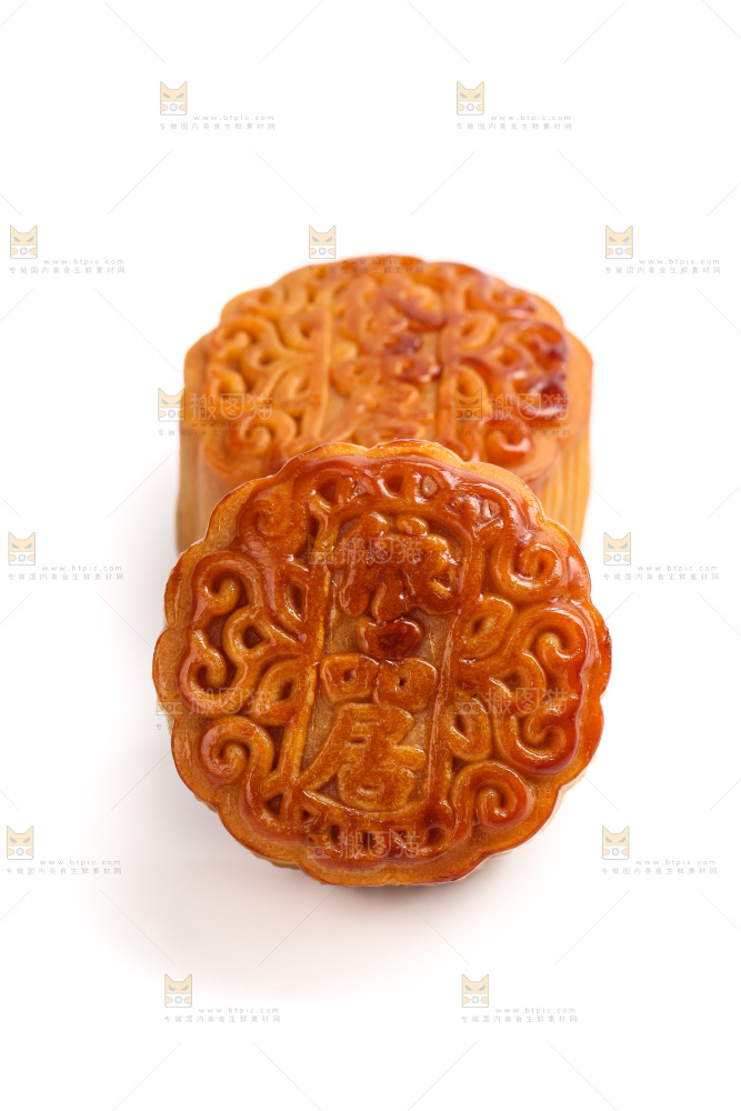 白底上放着的蛋黄月饼