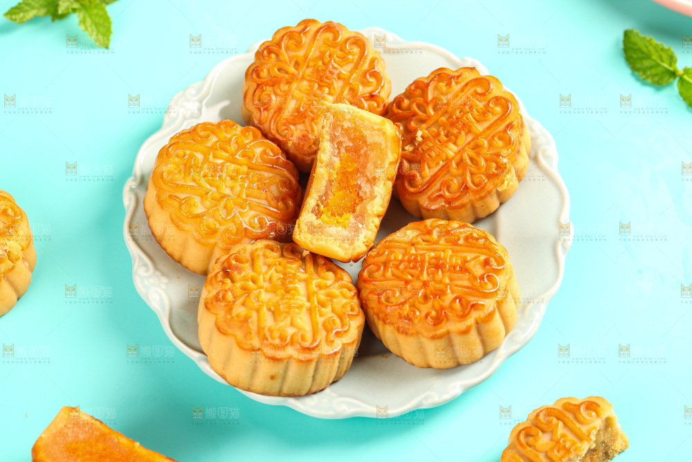 盘子里的蛋黄月饼