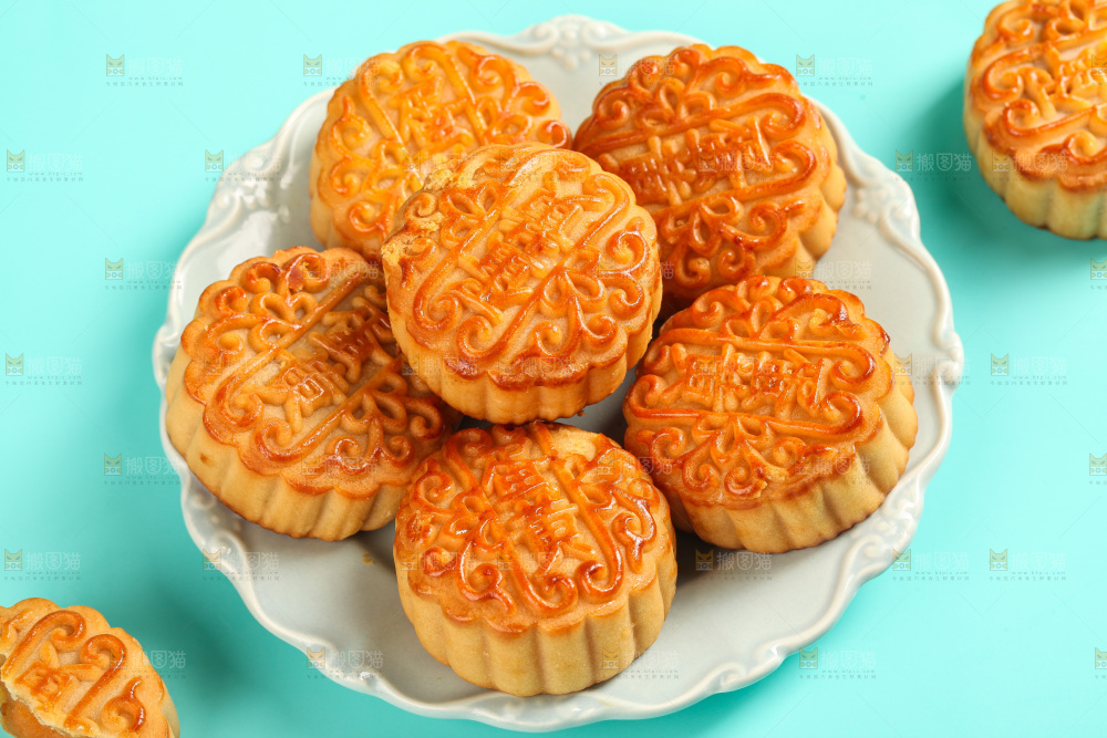 盘子里的蛋黄月饼