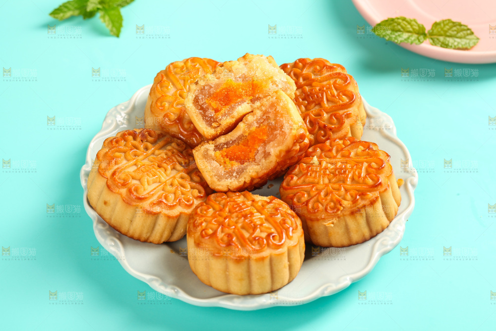 盘子里的蛋黄月饼