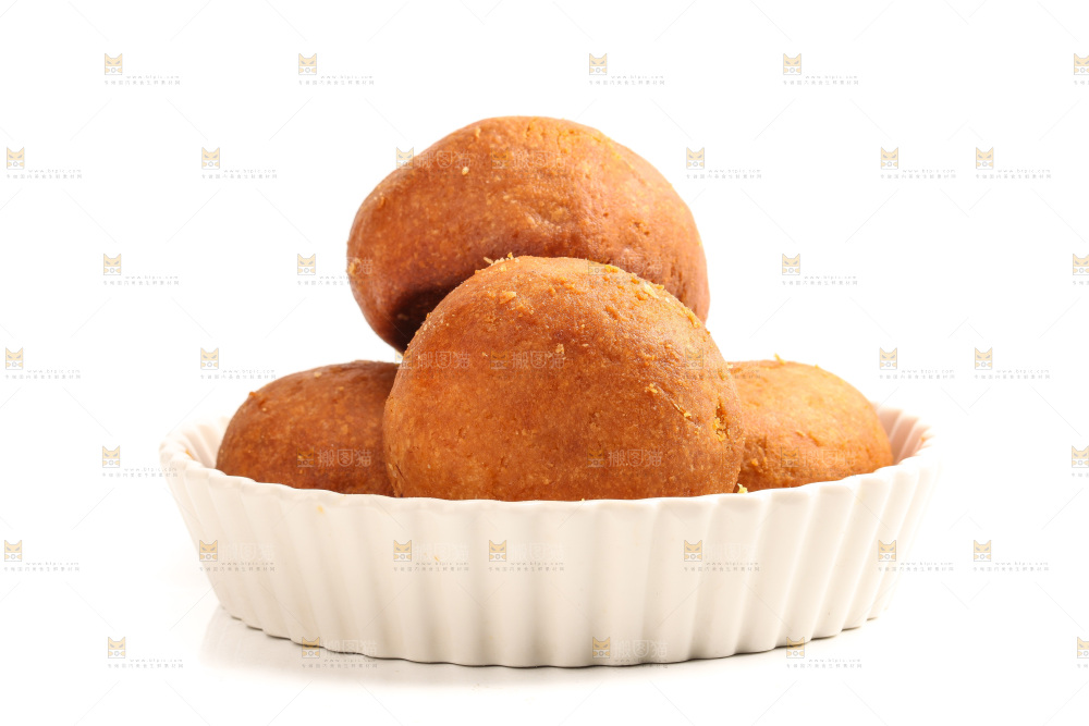 白底上盘子里的火腿月饼