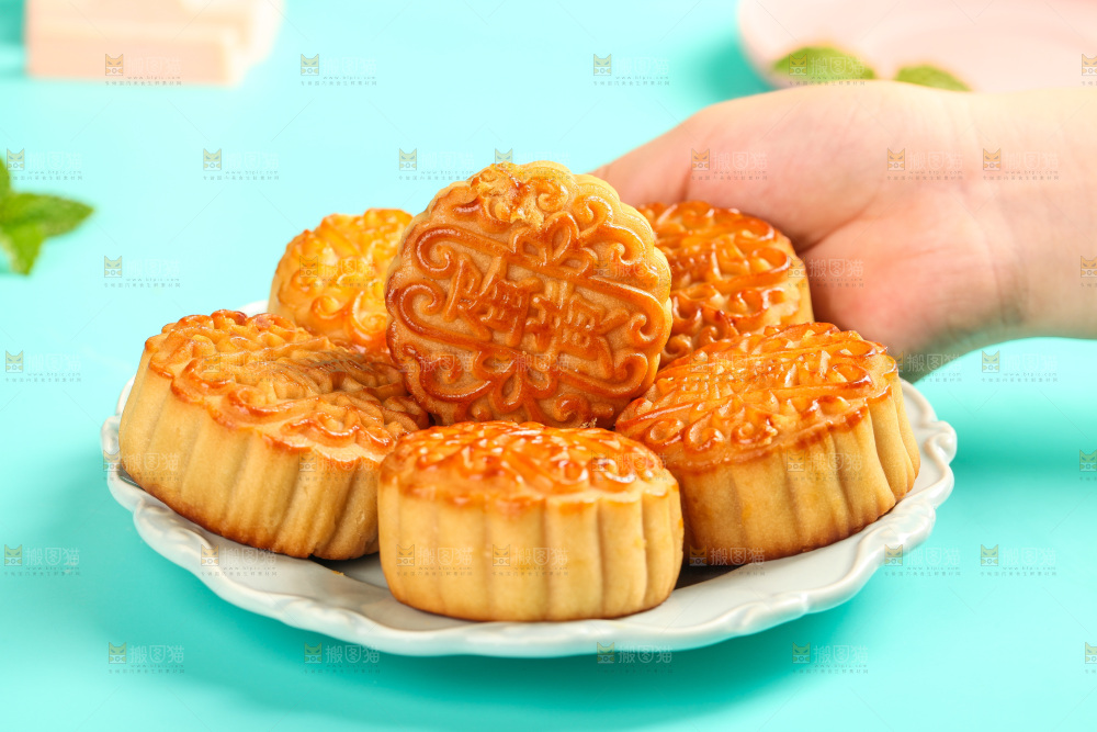 盘子里的蛋黄月饼