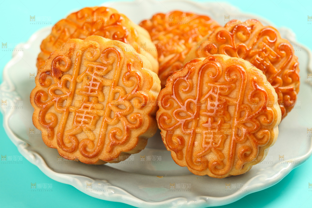 盘子里的蛋黄月饼