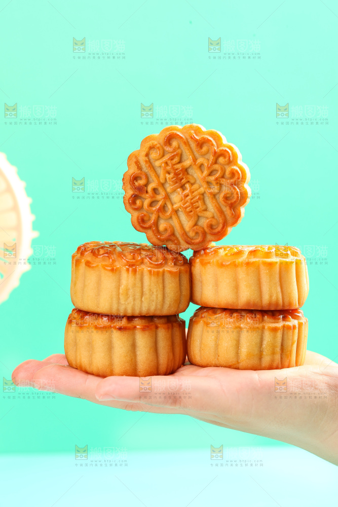 手上放着蛋黄月饼