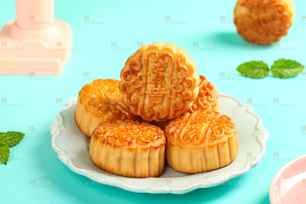 盘子里的蛋黄月饼