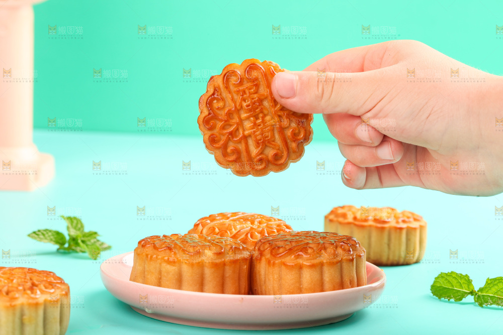 手拿着蛋黄月饼